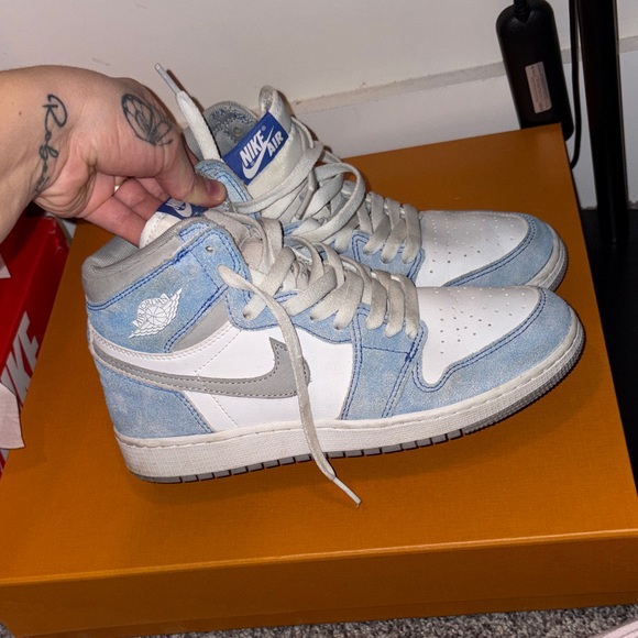 Jordan Shoes - Jordan 1 Retro High
Hyper Royal Smoke Grey 6.5Y or 8/8.5 WOMEN